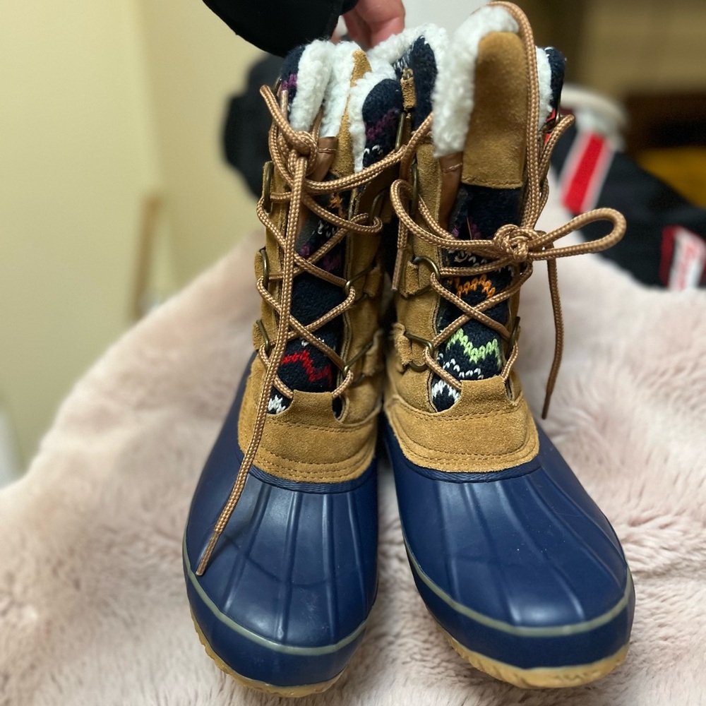 🆕 KHOMBU Winter Snow Stylish Tan and Blue Women's Boots.  Faux fur size 7